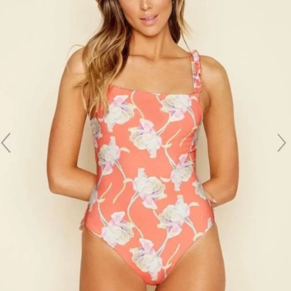 NWT dippin daisys ruffle straps one piece swimsuit size M. Color Peach floral